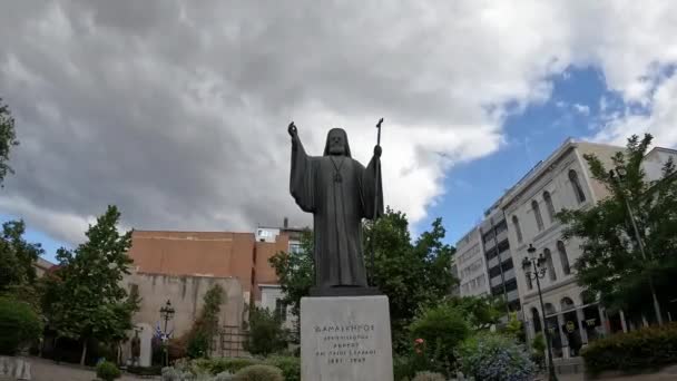 摄像机的后退运动揭示了放置在雅典大教堂的大主教希斯基诺斯的雕像 背景上的云彩和天空 — 图库视频影像