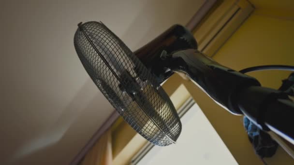Video Shows Low Angle Rotating Fan Room Hot Summer Day — Vídeo de Stock