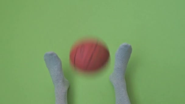Кадры Показывают Человека Белых Носках Ногами Зелёной Стене Бросающего Мини — стоковое видео