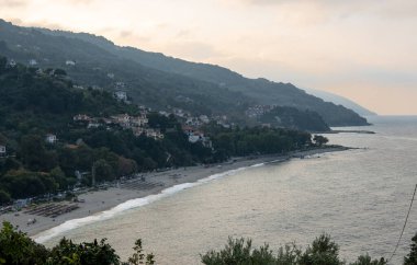 Yunanistan 'da bir dağdan kumsal manzarası. Tatil kavramı.