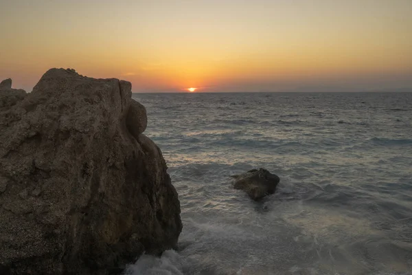 Zonsondergang Zee Met Zon Laag Rotsformaties Mooie Kleuren — Stockfoto