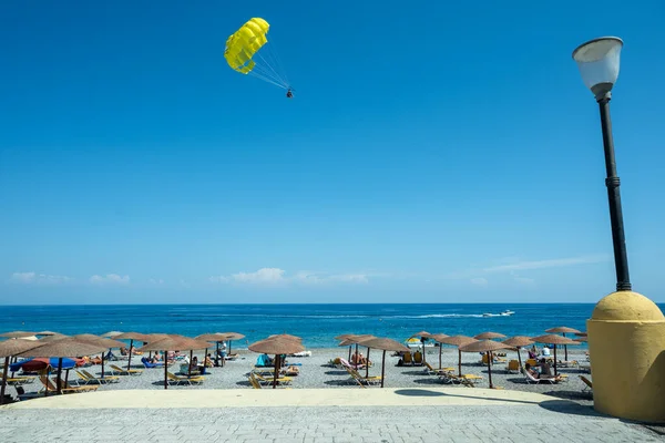 Rhodos Griekenland September 2021 Mensen Die Zonnebaden Anderen Zwemmen Parachutespringen — Stockfoto