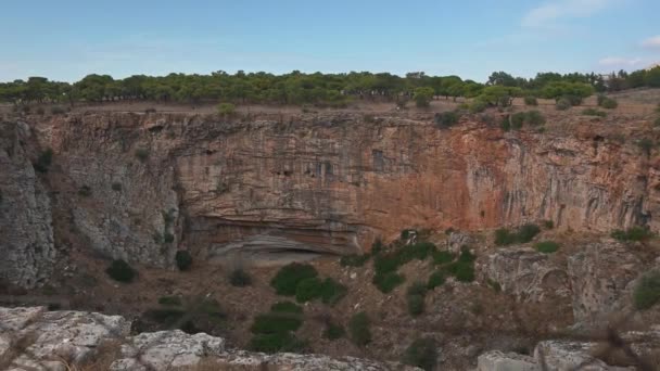 Powiększenie Ruchu Kamery Przez Drut Kolczasty Ujawnia Duży Krater Ziemi — Wideo stockowe