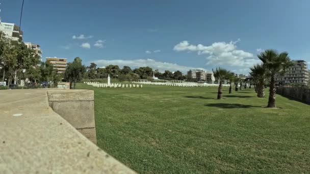 タイムラプスのビデオは パライオ ファリロ アテネにあるコモンウェルス戦争墓地の一部を示している 背景の青い空と雲 — ストック動画