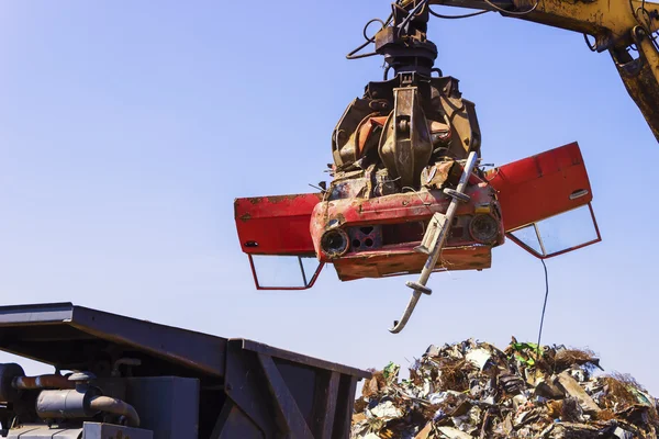 Grue ascenseur vieille voiture pour le recyclage . — Photo