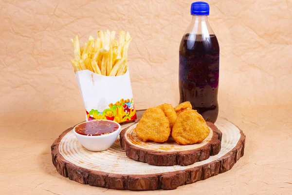Chicken Nuggets Mit Kaltgetränk Pommes Und Ketchup Auf Einem Holzbrett — Stockfoto