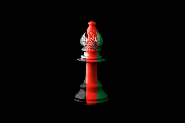 在国际象棋主教身上涂上阿富汗国旗 黑色背景 复制空间 — 图库照片