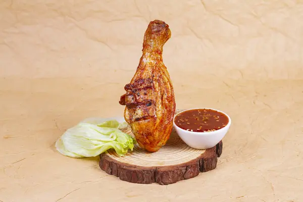 Heiß Und Knusprig Gegrillte Hühnerkeulen Isoliert Auf Einer Hölzernen Platte — Stockfoto