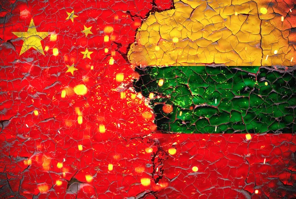 中国とリトアニアの旗がコンクリートの壁に描かれ 溶岩が後ろを流れる — ストック写真