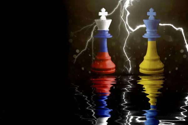 Ukrayna ve Rusya bayrakları satranç kralının üzerine boyanmış. 3D illüstrasyon Ukrayna Rusya krizine karşı.