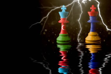 Ermenistan ve Azerbaijan bayrakları satranç kralının üzerine boyanmış. 3D illüstrasyon Ermenistan Azerbaijan 'a karşı.