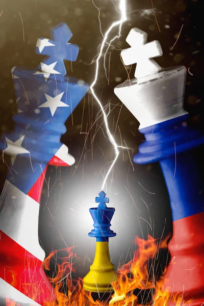 Biz, Ukrayna ve Rusya 'nın bayrakları satranç kralının üzerini boyar. 3D illüstrasyon: Rusya krizine karşı biz.