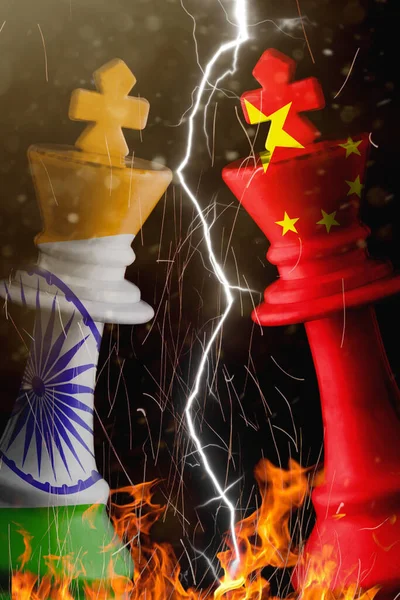 中国とインドの国旗がチェスキングに描かれています 3Dイラストインド対中国 — ストック写真
