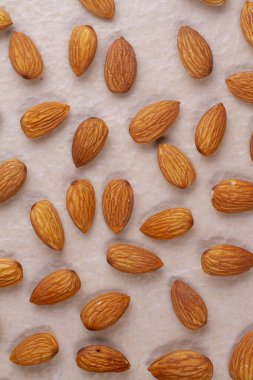 Hafif arkaplanda izole edilmiş bademler. Üst Manzara. Düz yatıyordu