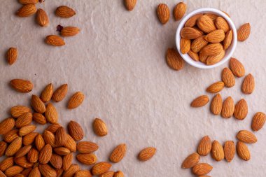 Badem, arka planda izole edilmiş. Üst Manzara. Düz yatıyordu