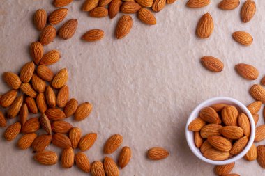 Badem, arka planda izole edilmiş. Üst Manzara. Düz yatıyordu