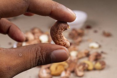 Hafif arka plan izolasyonunda kavrulmuş kaju fıstığı..