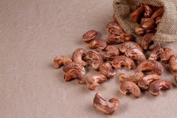 Aydınlatılmış arka planda çuvala konmuş kaju rengi.