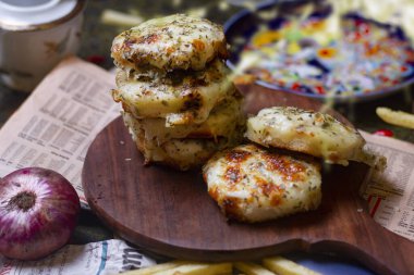Tabakta peynirli sarımsaklı ekmek, ahşap kaplama ve fotokopi alanı..