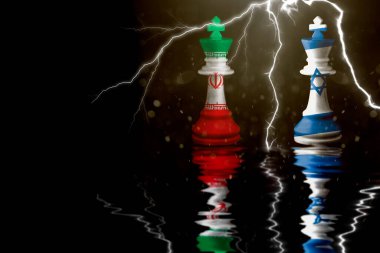 İran ve İsrail bayrakları satranç kralının üzerine boyanmış. 3D illüstrasyon İran İsrail 'e karşı.