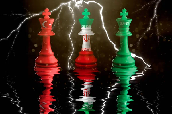 Satranç kralının üzerinde hindi, İran ve Suudi Arabistan bayrakları var. 3D illüstrasyon hindisi İran 'a karşı Suudi Arabistan krizi.