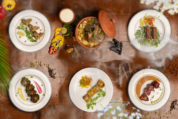 tavuk kebabı, koyun eti biryani, paneer tikka ve tavuk tikka hintli vejetaryen olmayan tandoor mutfağı.