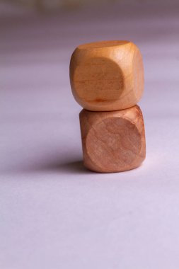 İş & tasarım kavramı - Soyut geometrik gerçek tahta boş zar beyaz arkaplanda izole.