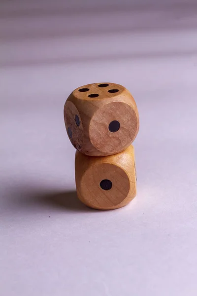 两个木制骰子与白色背景隔离 — 图库照片