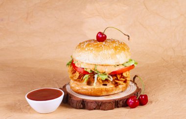 Sulu tavuk, hamburger ya da çizburger soslu, patates kızartması ve soğuk içecek Amerikan fast food kavramı ile sulu tavuk köftesi. Boşluğu kopyala