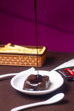 Sıcak çikolatalı lav keki ya da çikolatalı puding ile nefis taze tatlı..