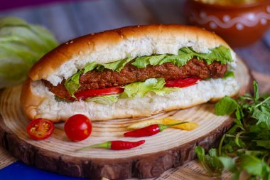 Kebaplı shawarma dürümü, domates sosu ve ahşap arka planda Arap sokak yemeklerinin en üst görüntüsünü iç.