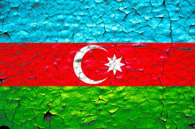 Çatlak beton duvarın üzerine Azerbaycan bayrağı boyanmış. Azerbaycan konseptinde ekonomik kriz.