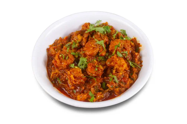 Beyaz arka planda servis edilen karides salatası. Seçici odak.