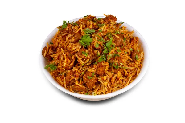 Biryani karidesleri beyaz arka planda bir kasede servis ediliyor. Seçici odak.