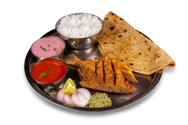 Pomfret Thali Serviert Einem Teller Auf Weißem Hintergrund Selektiver Fokus — Stockfoto