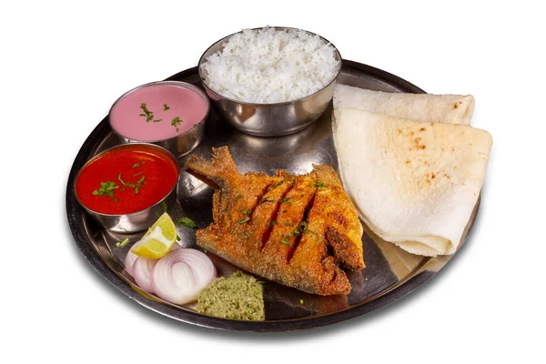 Pomfret Thali Serviert Einem Teller Auf Weißem Hintergrund Selektiver Fokus — Stockfoto