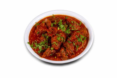 Tavuk ciğeri Masala ya da kişniş soslu kızarmış masala. Ciğer kızartması masala çok popüler bir vejetaryen olmayan Hint yemeğidir. Tavuk ciğeri masalasından yapılmış. Beyaz arka plan. Boşluğu baharatlarla kopyala.