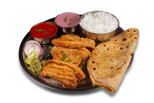 Bombay Pato Thali Servido Plato Sobre Fondo Blanco Enfoque Selectivo — Foto de Stock