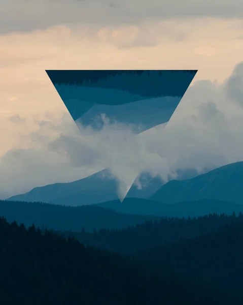 Abstrakcyjne Geometryczne Tło Nieba Wielokątami Górami Chmurami Wielokątne Zachmurzone Tło — Zdjęcie stockowe