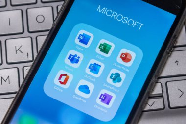 Gyor, Macaristan - 15 Aralık 2021: Word, Excel, PowerPoint, Takımlar, Outlook, SharePoint, Office, OneDrive ve OneNote uygulamalarının mobil uygulama simgeleri iPhone 'da görüldü.