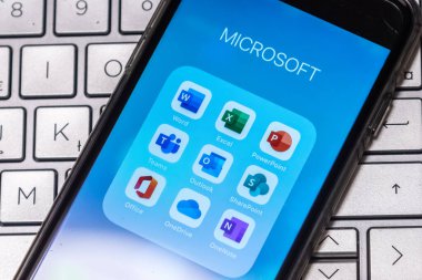 Gyor, Macaristan - 15 Aralık 2021: Word, Excel, PowerPoint, Takımlar, Outlook, SharePoint, Office, OneDrive ve OneNote uygulamalarının mobil uygulama simgeleri iPhone 'da görüldü.
