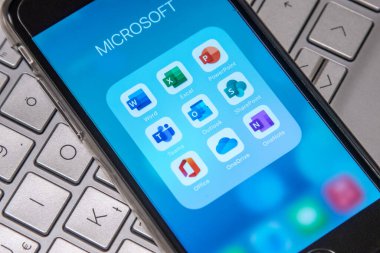 Gyor, Macaristan - 15 Aralık 2021: Word, Excel, PowerPoint, Takımlar, Outlook, SharePoint, Office, OneDrive ve OneNote uygulamalarının mobil uygulama simgeleri iPhone 'da görüldü.
