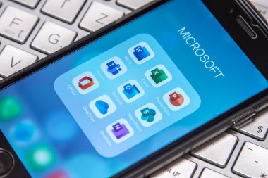 Gyor, Macaristan - 15 Aralık 2021: Word, Excel, PowerPoint, Takımlar, Outlook, SharePoint, Office, OneDrive ve OneNote uygulamalarının mobil uygulama simgeleri iPhone 'da görüldü.