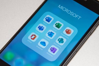 Gyor, Macaristan - 15 Aralık 2021: Word, Excel, PowerPoint, Takımlar, Outlook, SharePoint, Office, OneDrive ve OneNote uygulamalarının mobil uygulama simgeleri iPhone 'da görüldü.