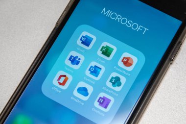 Gyor, Macaristan - 15 Aralık 2021: Word, Excel, PowerPoint, Takımlar, Outlook, SharePoint, Office, OneDrive ve OneNote uygulamalarının mobil uygulama simgeleri iPhone 'da görüldü.