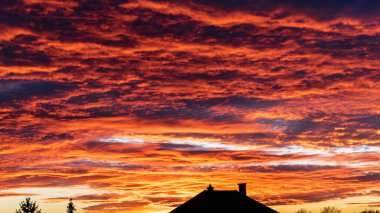 Gün batımında renkli bulutlu bir gökyüzü. Bulutlu dramatik günbatımı gökyüzü. Gökyüzü dokusu, doğa arkaplanı.