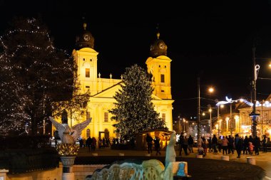 Debrecen, Macaristan - 27 Aralık 2020: Gece yarısı şehir merkezinde Noel ışıkları.