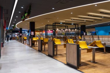 Debrecen, Macaristan - 27 Aralık 2020: Debrecen Plaza alışveriş merkezindeki boş yemek salonunun geniş açı görüntüsü. Evde yemek yok, sadece paket servis var. Covid-19 Coronavirüs salgını.