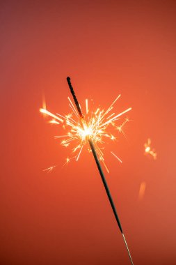 Renkli bir arkaplanda yanan bir maytap