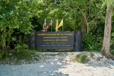 Tayland, Krabi 'deki Thanbok Khorani Ulusal Parkı tabelasının görüntüsü